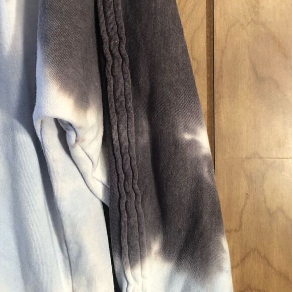Seven 7 Gray& Blue tie dye thumbhole sweatshirt. Size large. - Picture 5 of 9